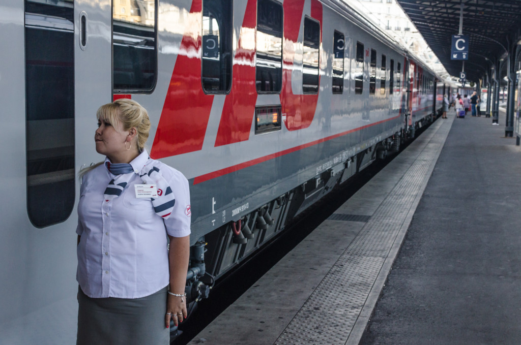 independent people train paris moscow