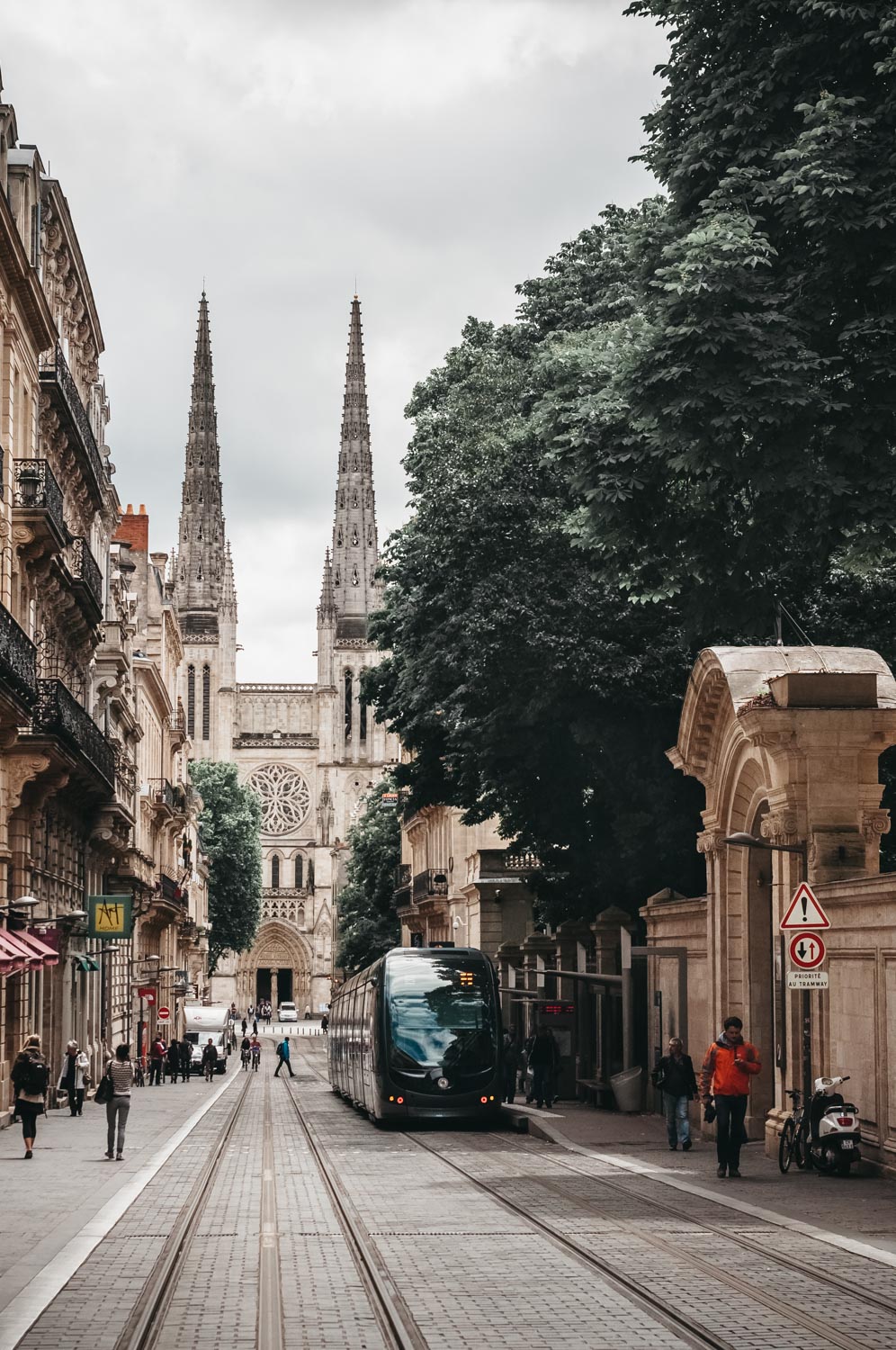 bordeaux rues cathédrale tramway